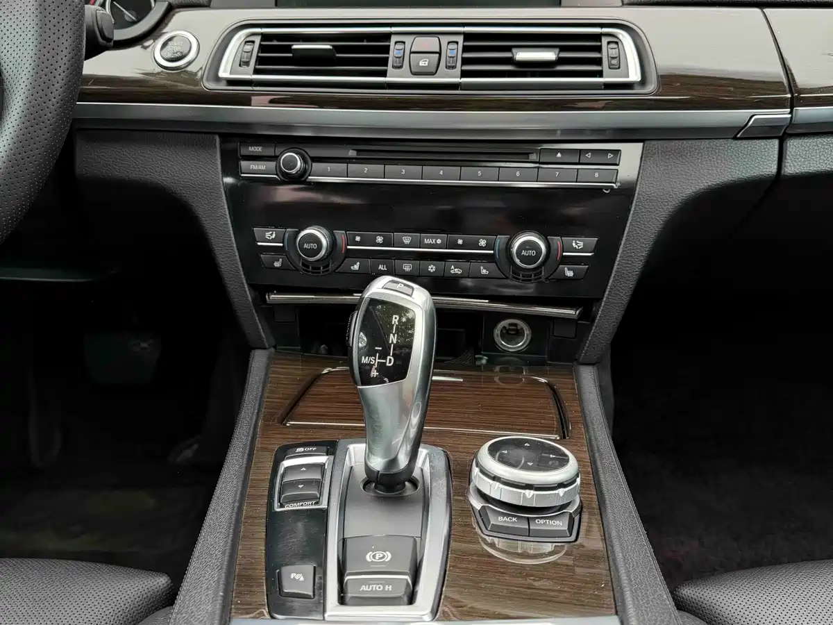 BMW 7 Series 2009 740Li Premium фото 5