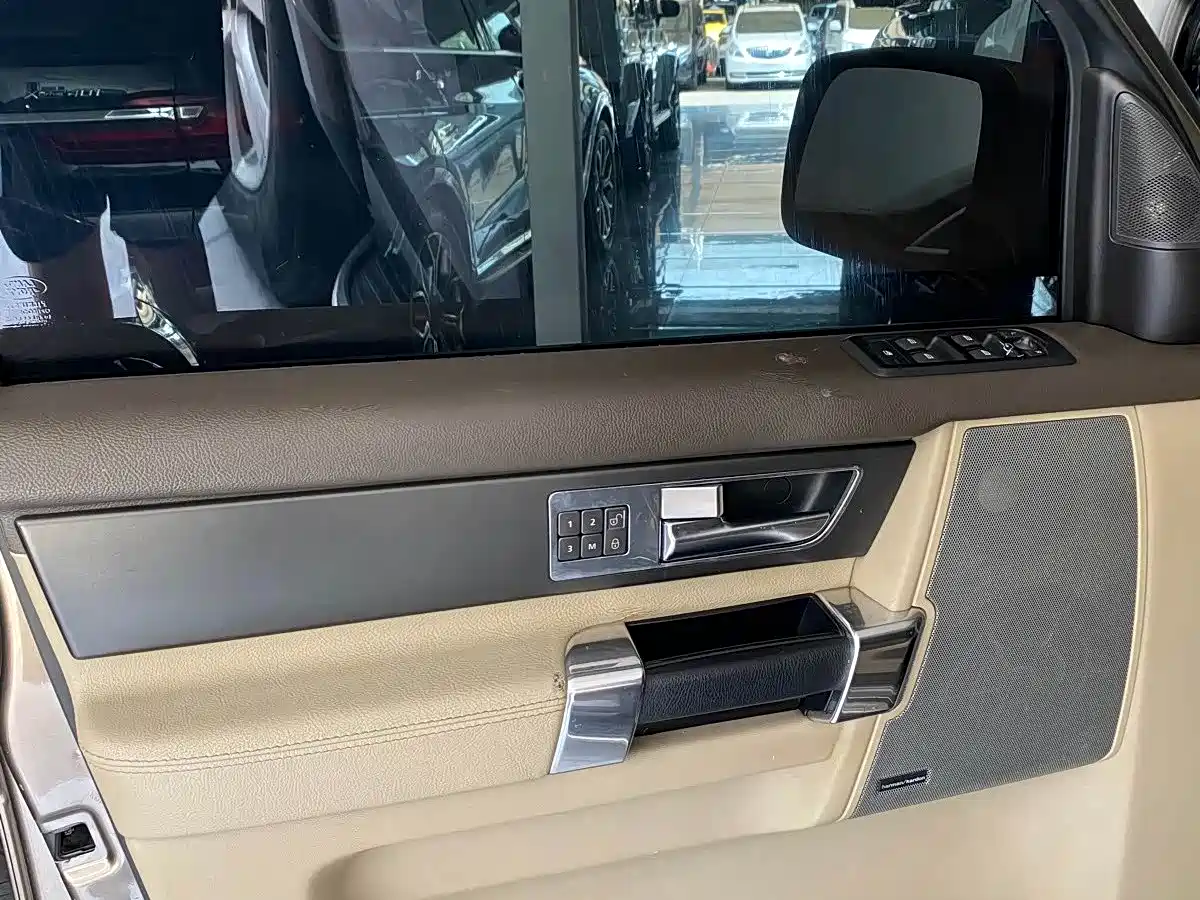 Land Rover Discovery 2014 3.0 SDV6 HSE Diesel фото 4