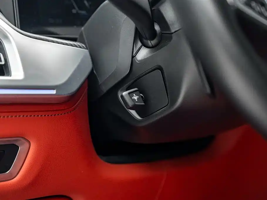 BMW XM 2023 50e фото 13