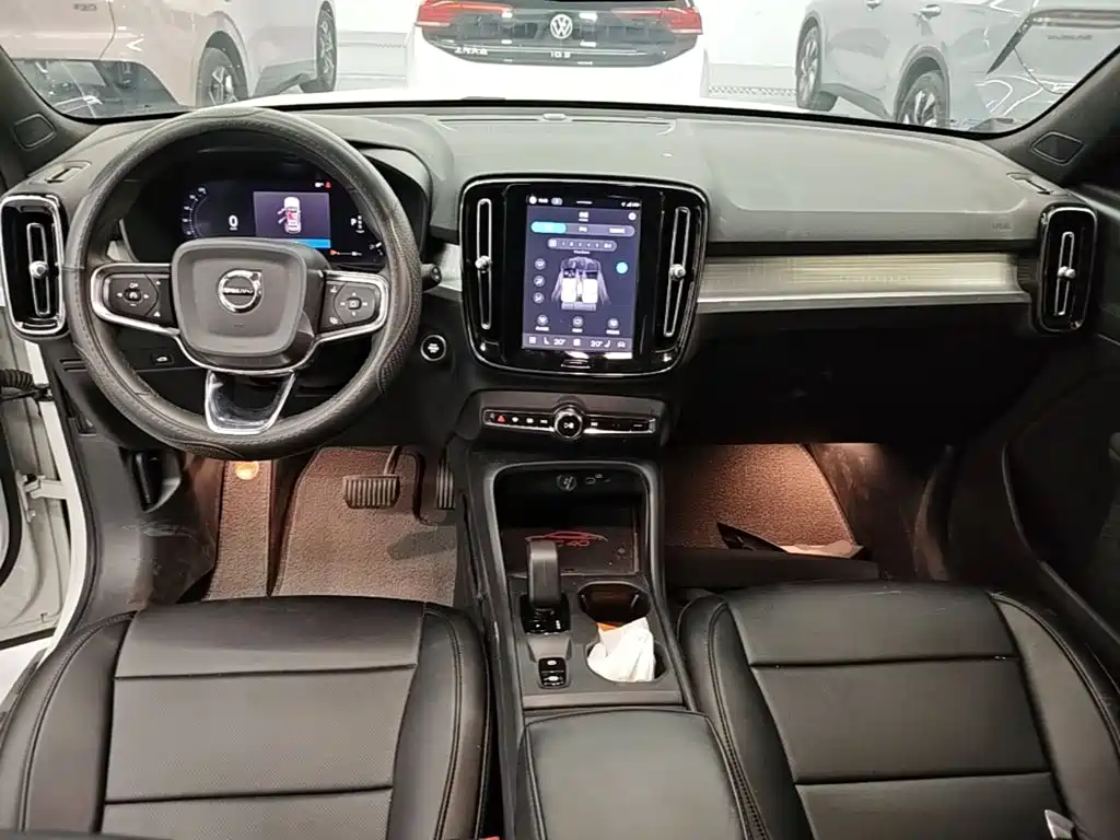 Фото 10 - Volvo XC40