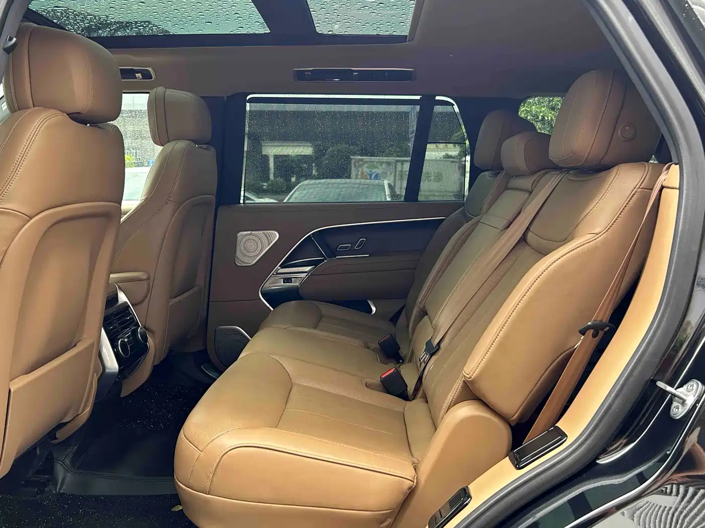 Land Rover Range Rover 2023 3.0 L6 400PS Golden Age 7-Seater Long Wheelbase фото 14