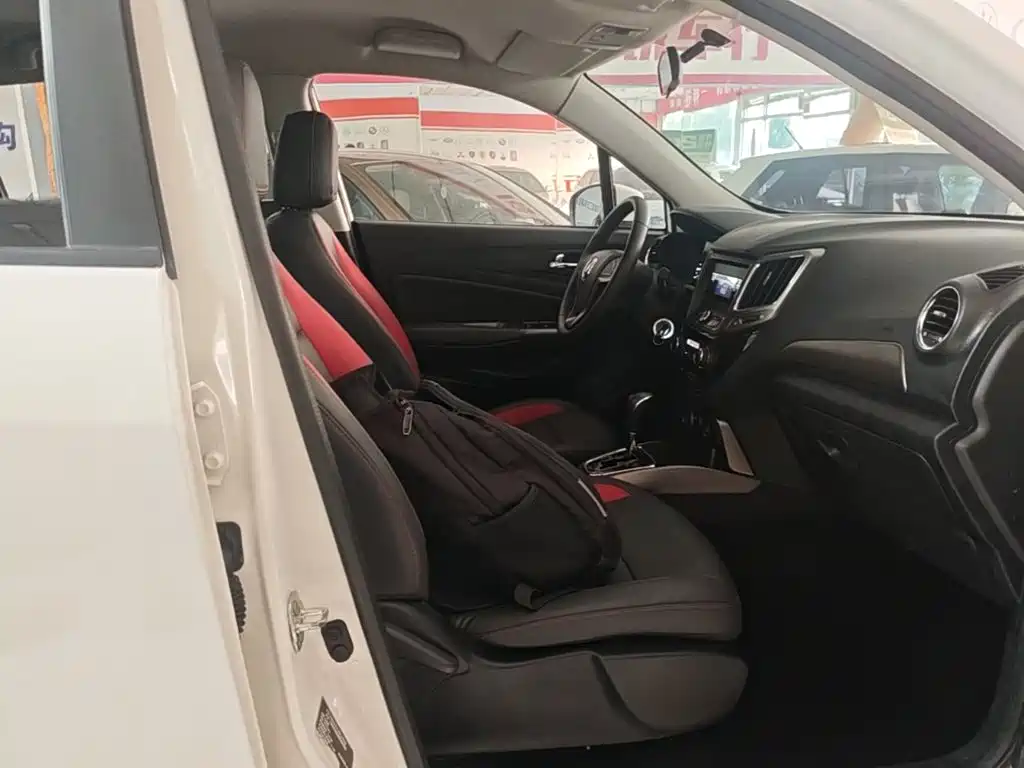 Фото 25 - Changan CS15