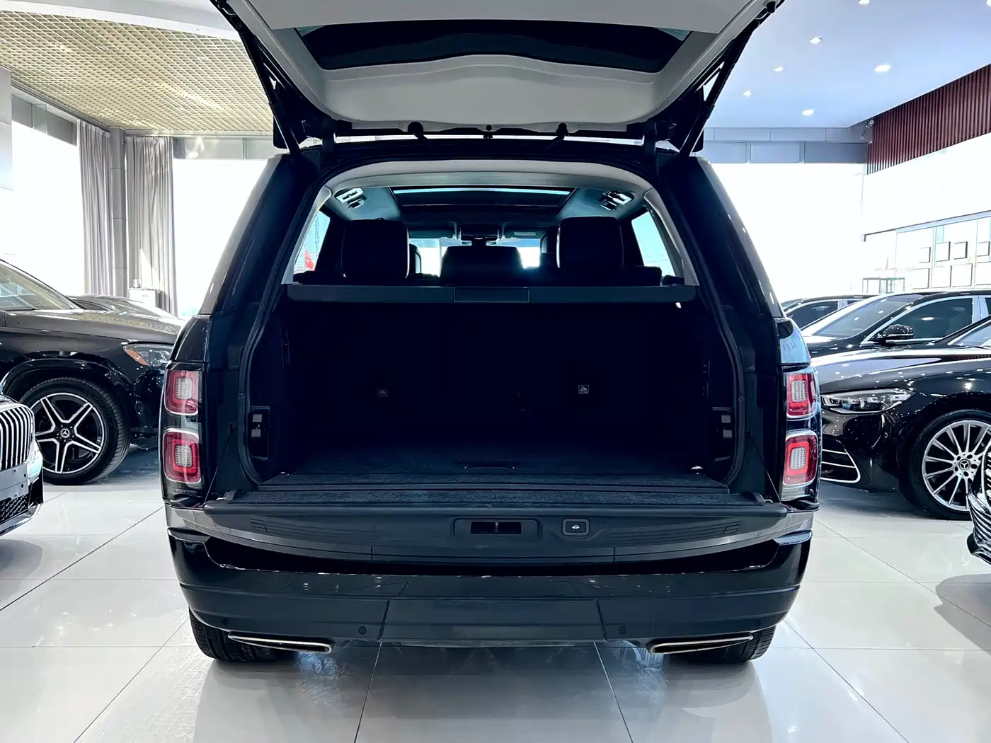 Land Rover Range Rover 2021 3.0 L6 Heritage Extended Classic Edition фото 28