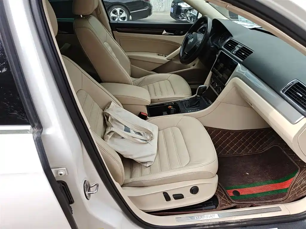 Volkswagen Passat 2014 1.8TSI DSG Executive Edition фото 25