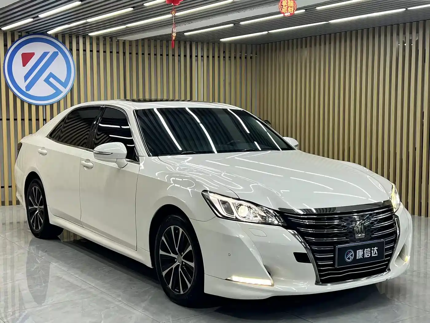 Toyota Crown 2018 2.0T Fashion Edition фото 3