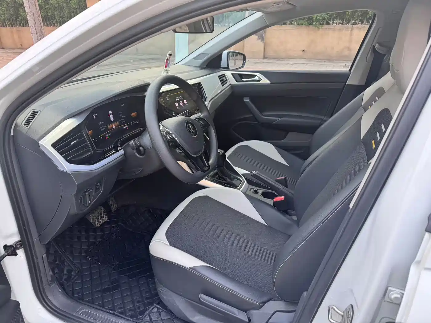 Volkswagen Polo 2023 Facelift Plus 1.5L Auto Chroma Tech Edition фото 3