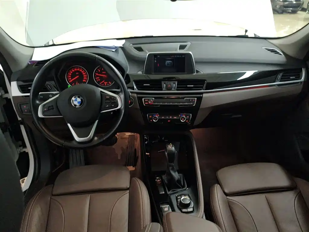 BMW X1 2018 sDrive18Li Premium Model фото 6