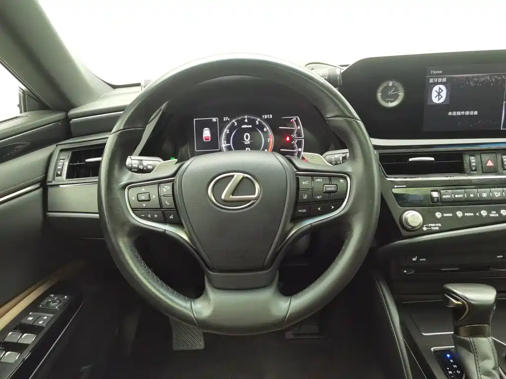 Фото 11 - Lexus ES