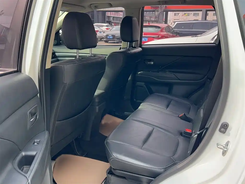 MITSUBISHI OUTLANDER