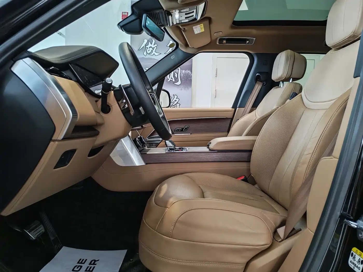 Land Rover Range Rover 2023 3.0 L6 400PS Golden Age 7-Seater Long Wheelbase фото 6