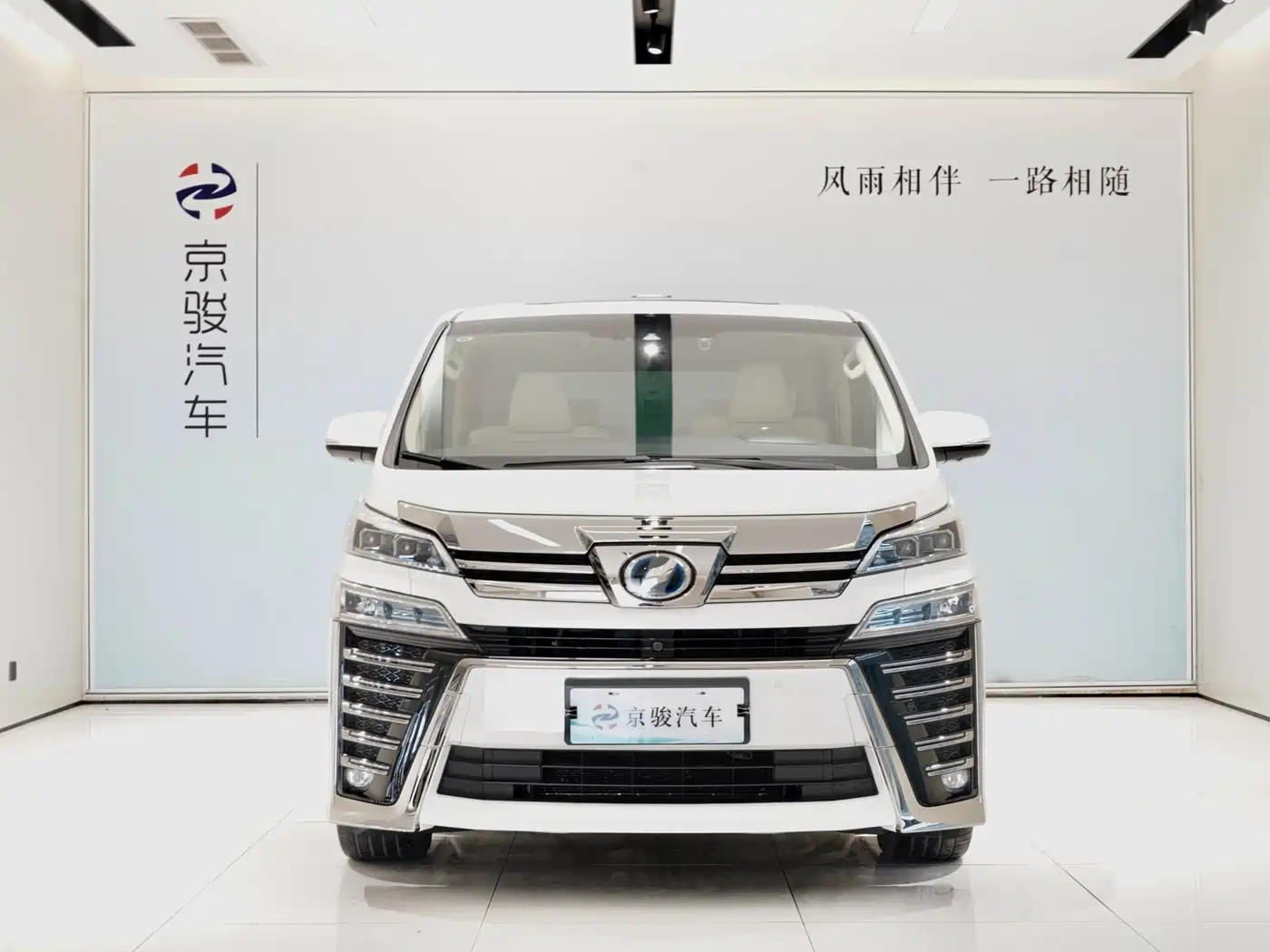 Toyota Vellfire 2020 Twin Engine 2.5L HV Premium Edition фото 2