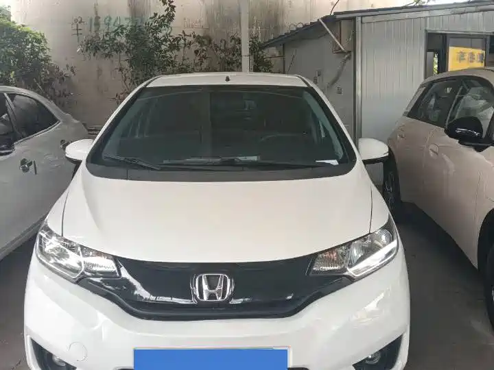 Фото 2 - Honda Fit
