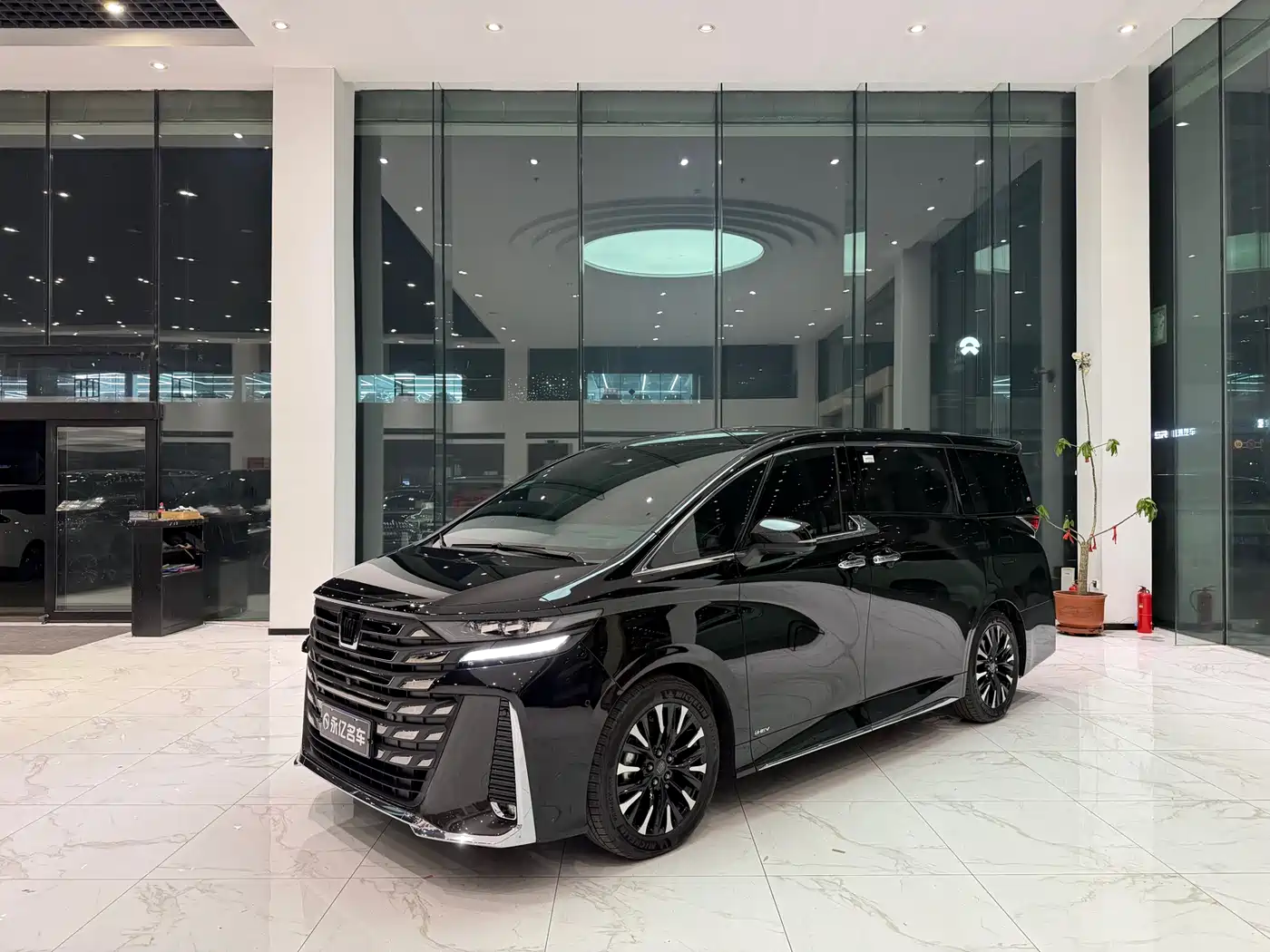 Toyota Vellfire 2024 Crown Hybrid 2.5L Executive Premium Edition фото 3