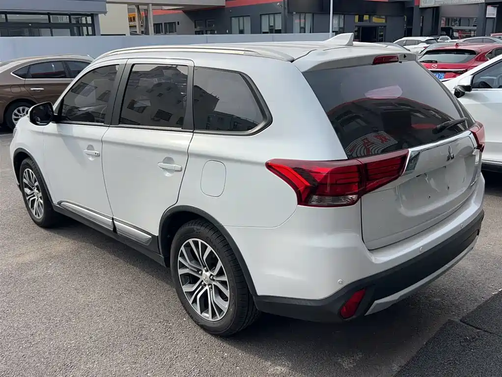 MITSUBISHI OUTLANDER