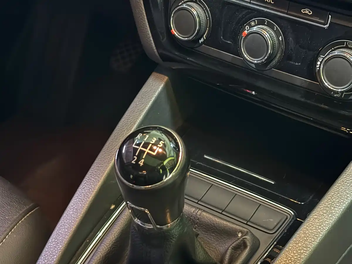Volkswagen Sagitar 2017 1.6L Manual Comfort фото 19