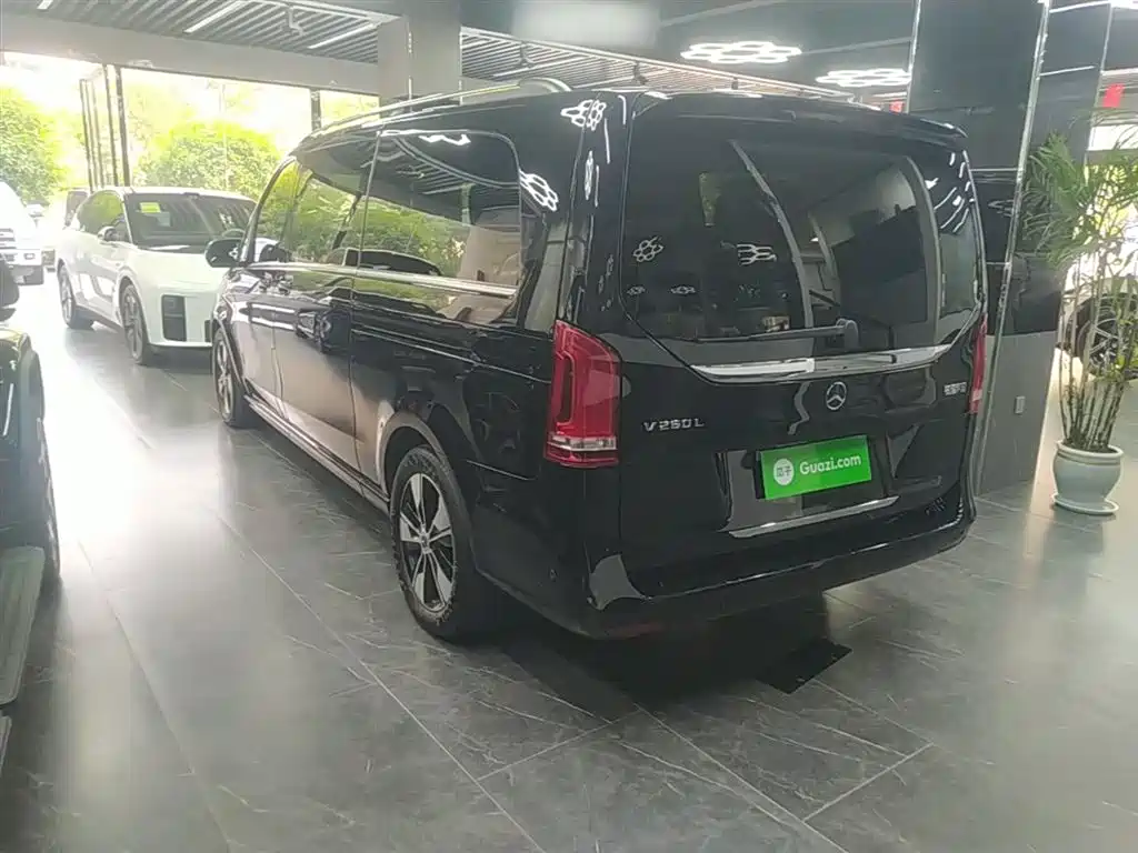 Mercedes-Benz V-Class 2021 V 260 L Long Wheelbase Premium Edition фото 5