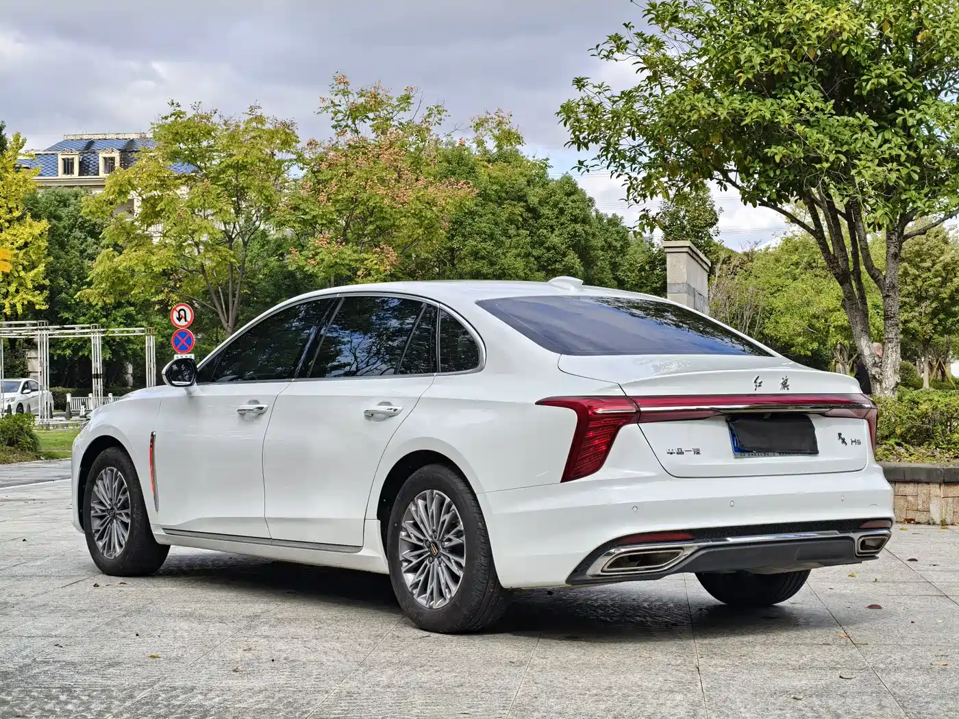 Hongqi H5 2024 1.5T DCT Smart Connect Flag Rhythm Edition фото 13