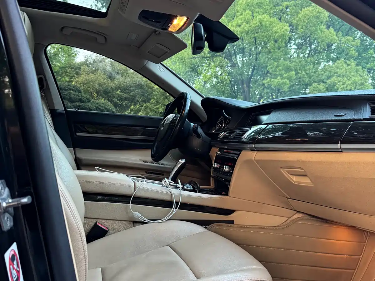 BMW 7 Series 2009 Model 740Li Leading Edition фото 17