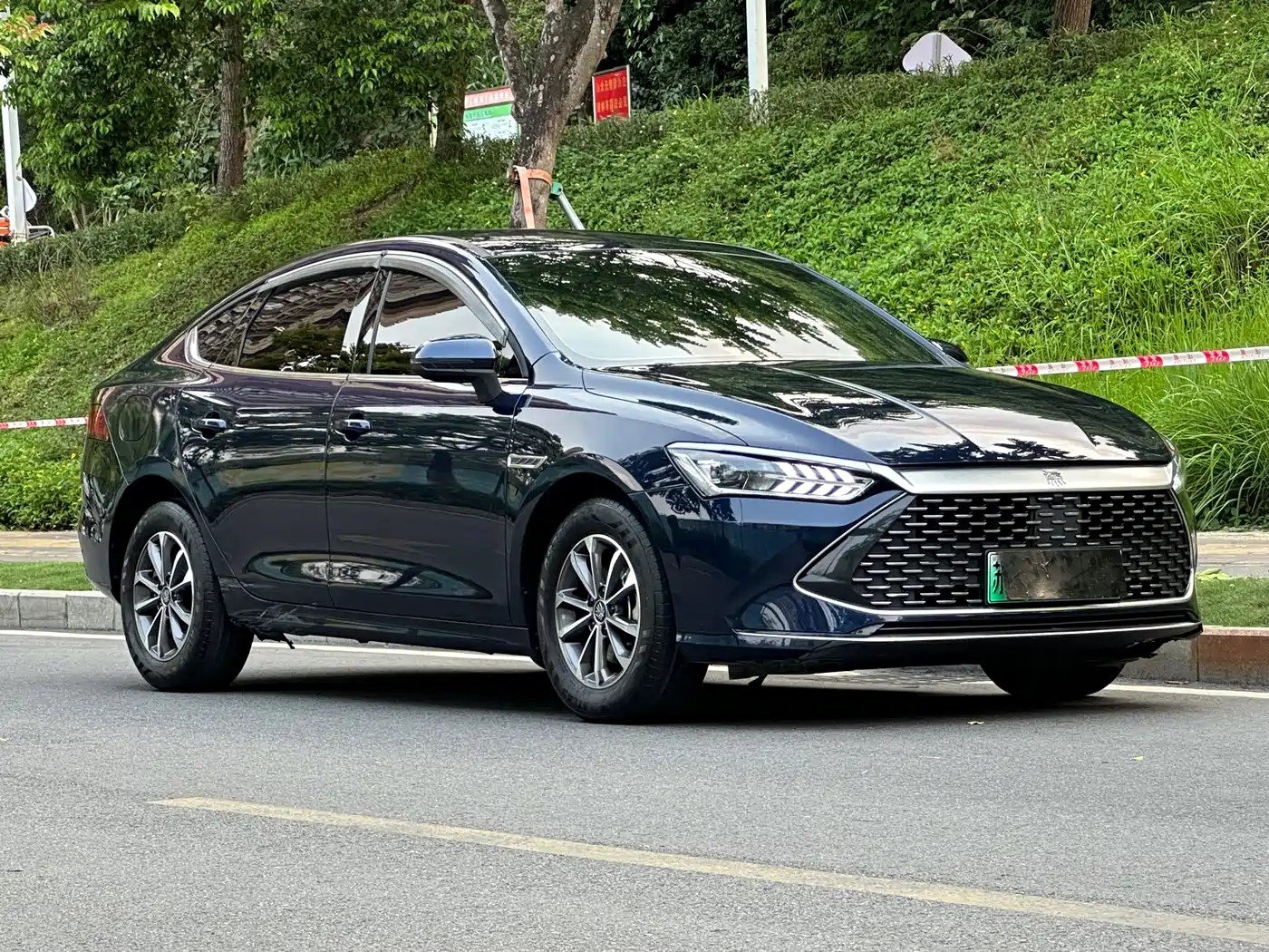 BYD Qin PLUS 2024 Glory Edition DM-i 55KM Leading фото 7