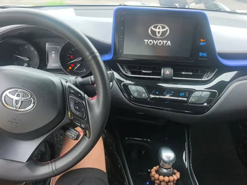 Фото 10 - Toyota C-HR