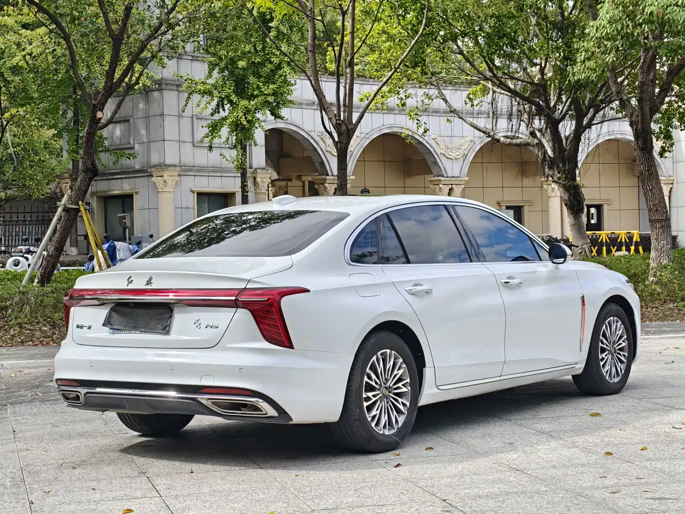 Hongqi H5 2024 1.5T DCT Smart Connect Flag Rhythm Edition фото 15