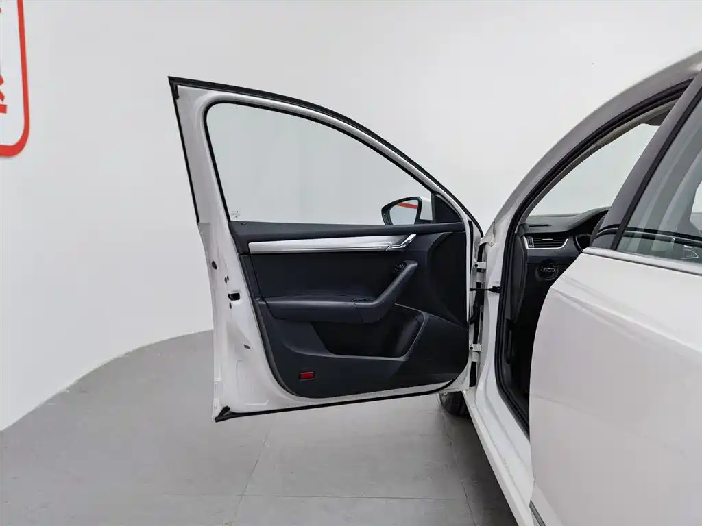 Škoda Octavia 2019 1.5L Automatic Smart Luxury China VI фото 8