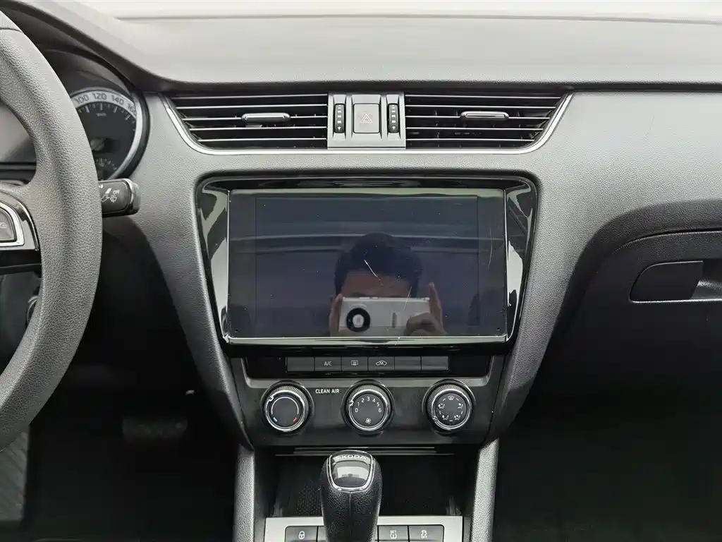 Škoda Octavia 2019 1.5L Automatic Smart Luxury China VI фото 12