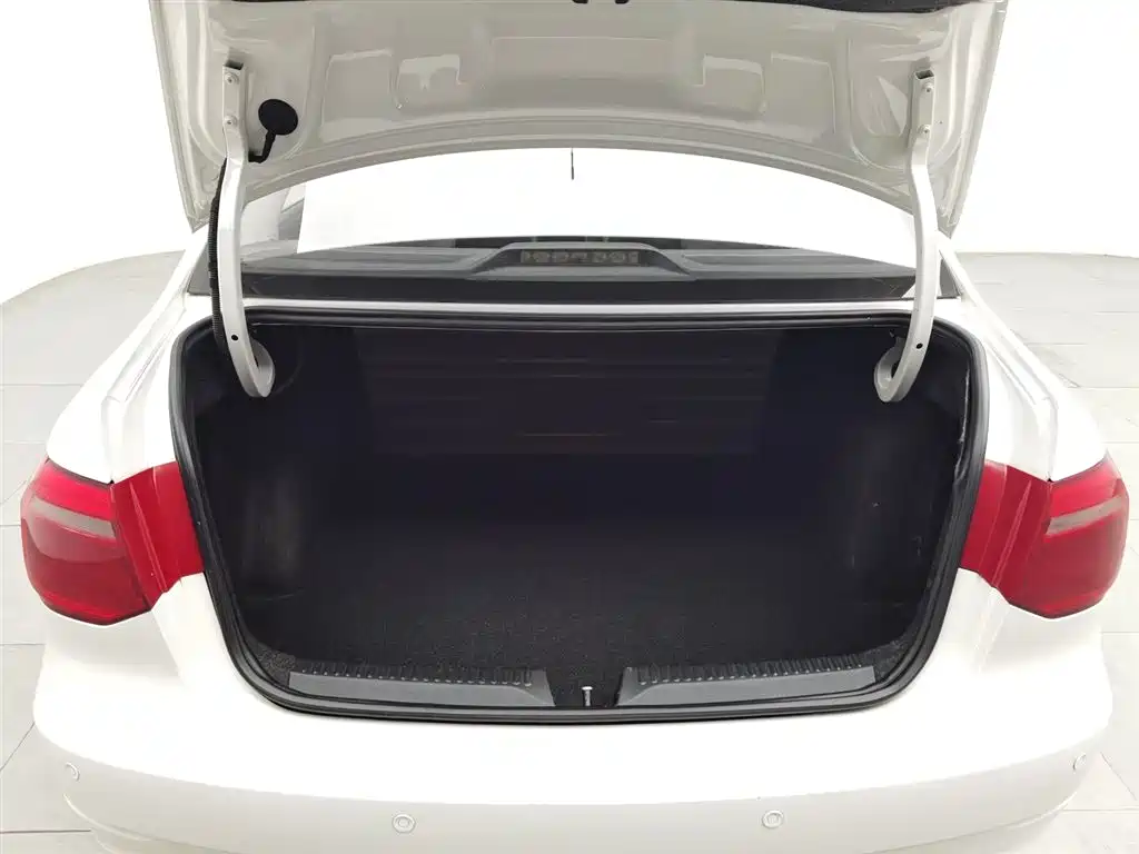 Volkswagen Jetta 2015 Value Edition 1.6L Manual Fashion фото 16