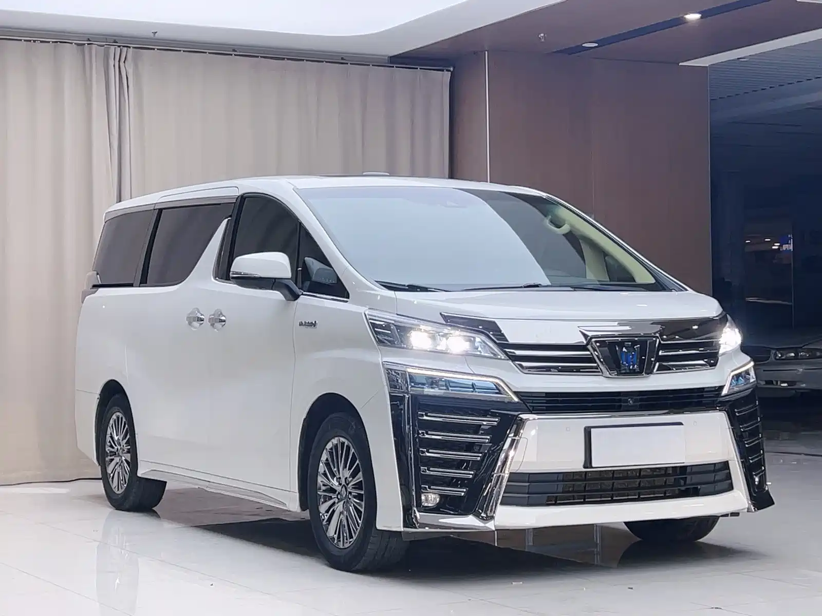 Фото 3 - Toyota Vellfire