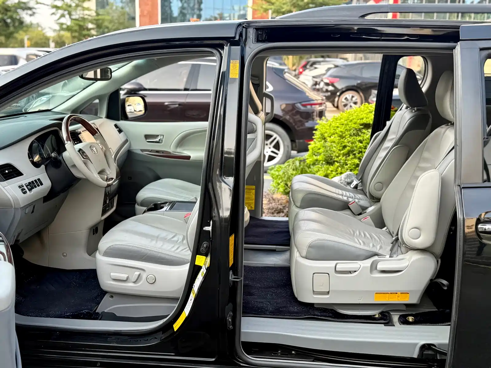Photo 12 - Toyota Sienna