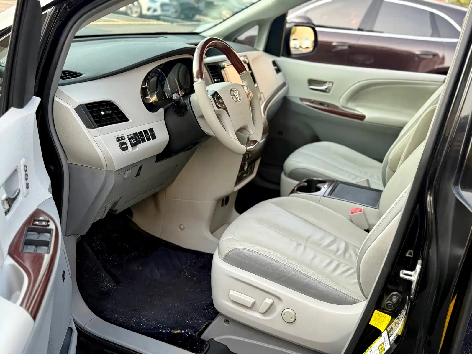 Photo 10 - Toyota Sienna