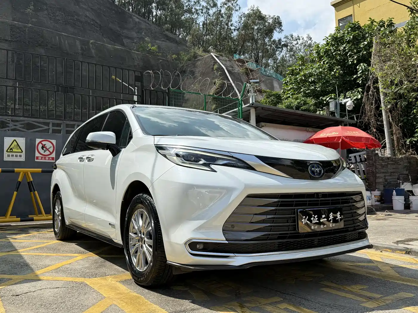 Toyota Sienna 2023 2.5L Hybrid Premium Edition фото 3
