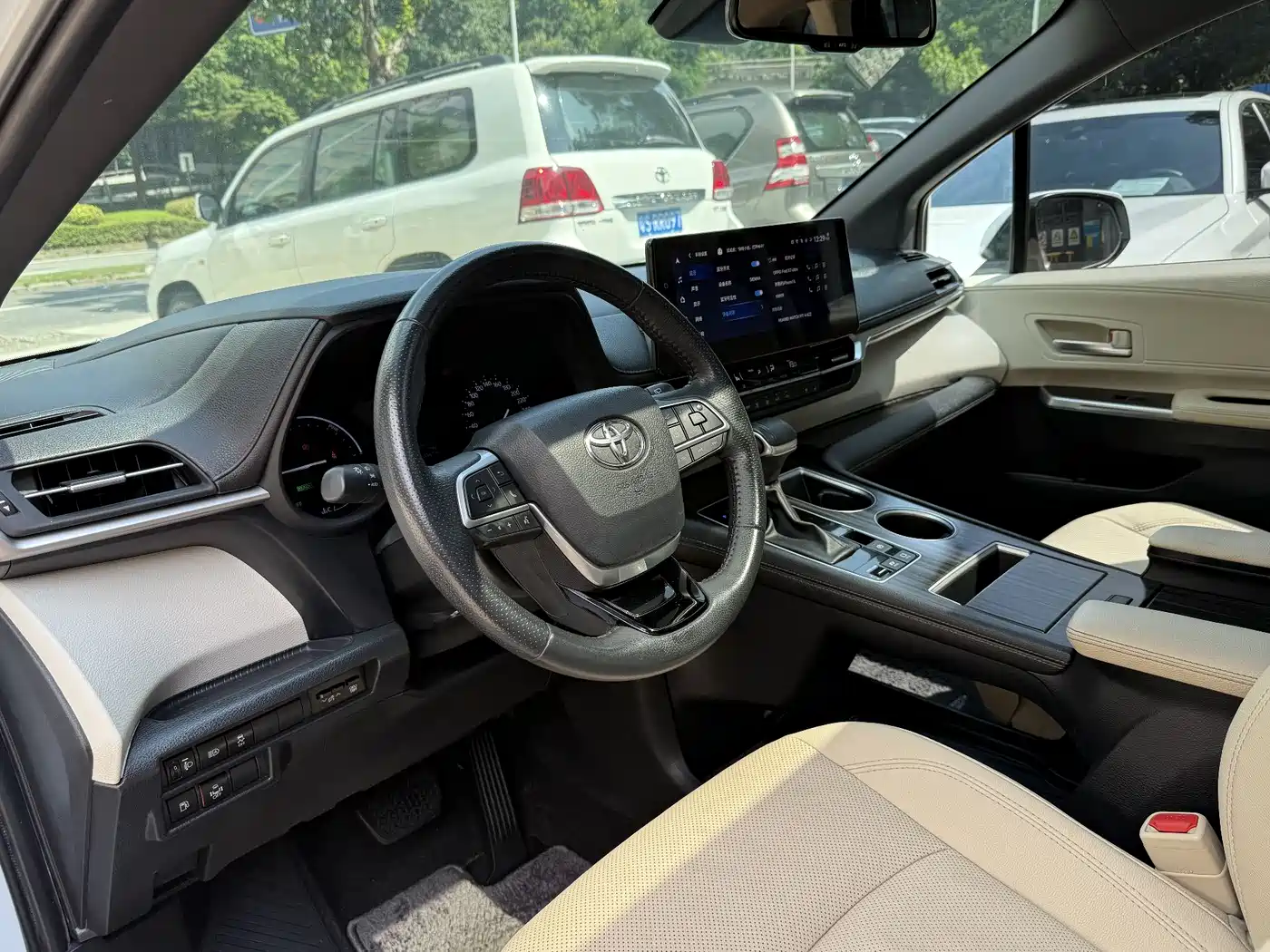 Toyota Sienna 2023 2.5L Hybrid Premium Edition фото 9