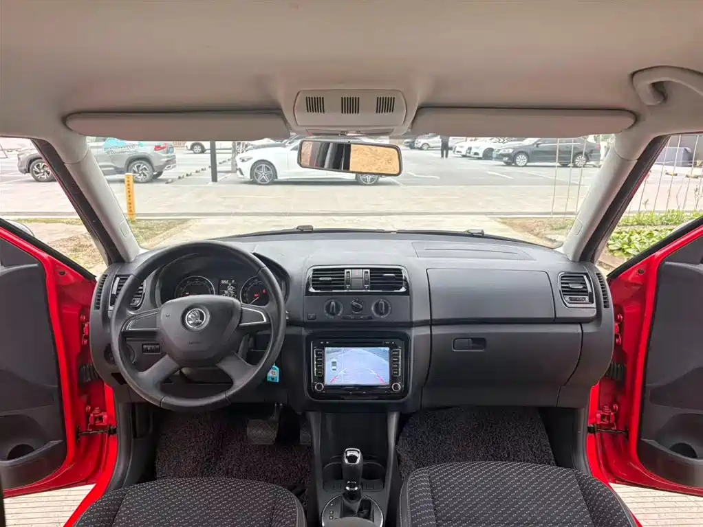 Škoda Fabia 2014 1.6L Automatic Sport Edition фото 4