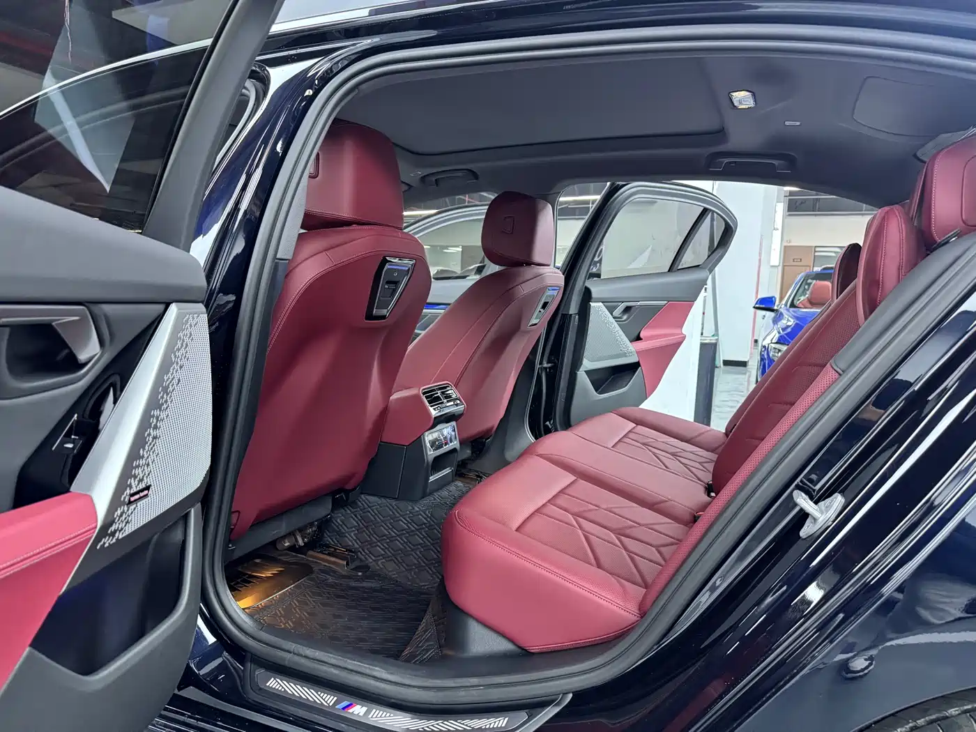 BMW 5 Series 2025 530Li Leading M Sport Package фото 12