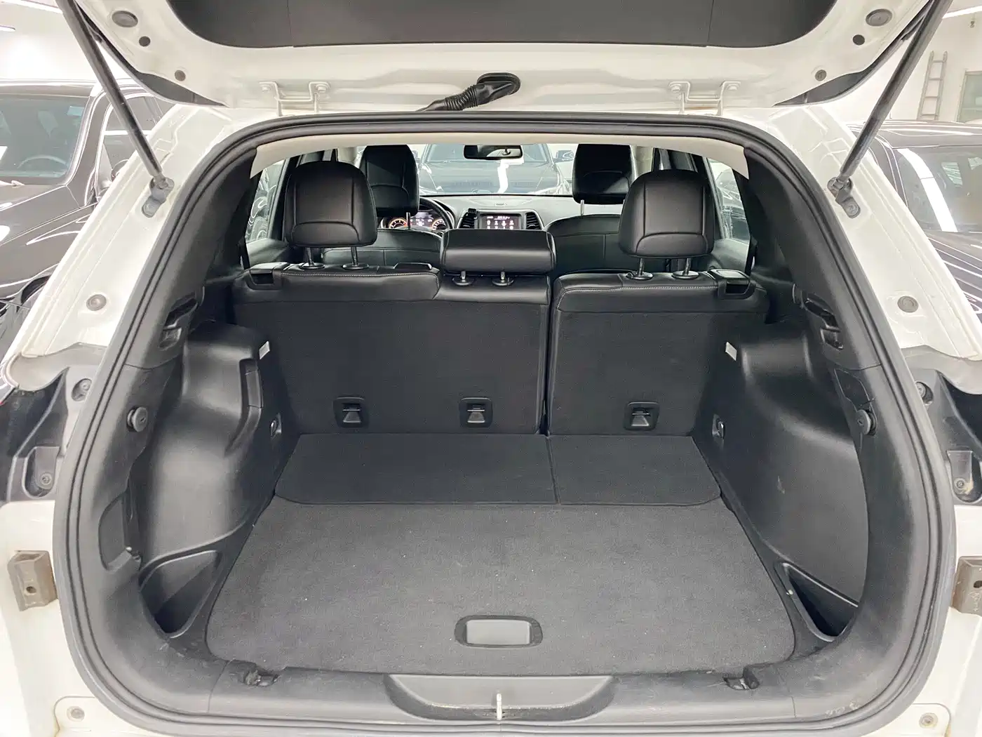 Photo 19 - Jeep Cherokee
