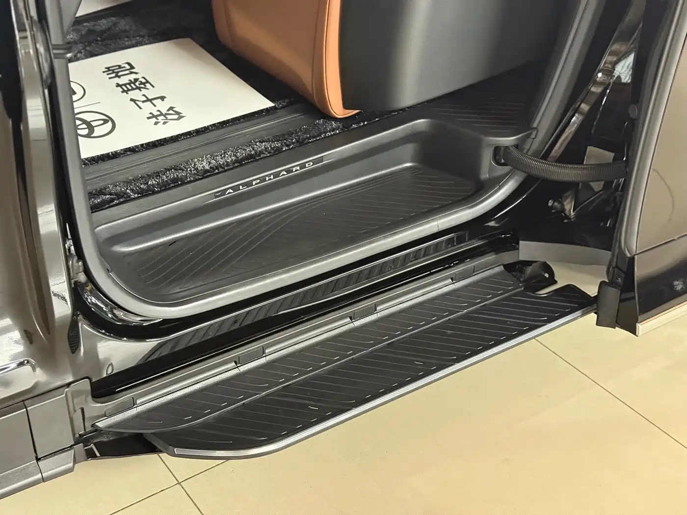 Toyota Alphard 2025 Hybrid 2.5L Ultimate Gold Edition фото 13