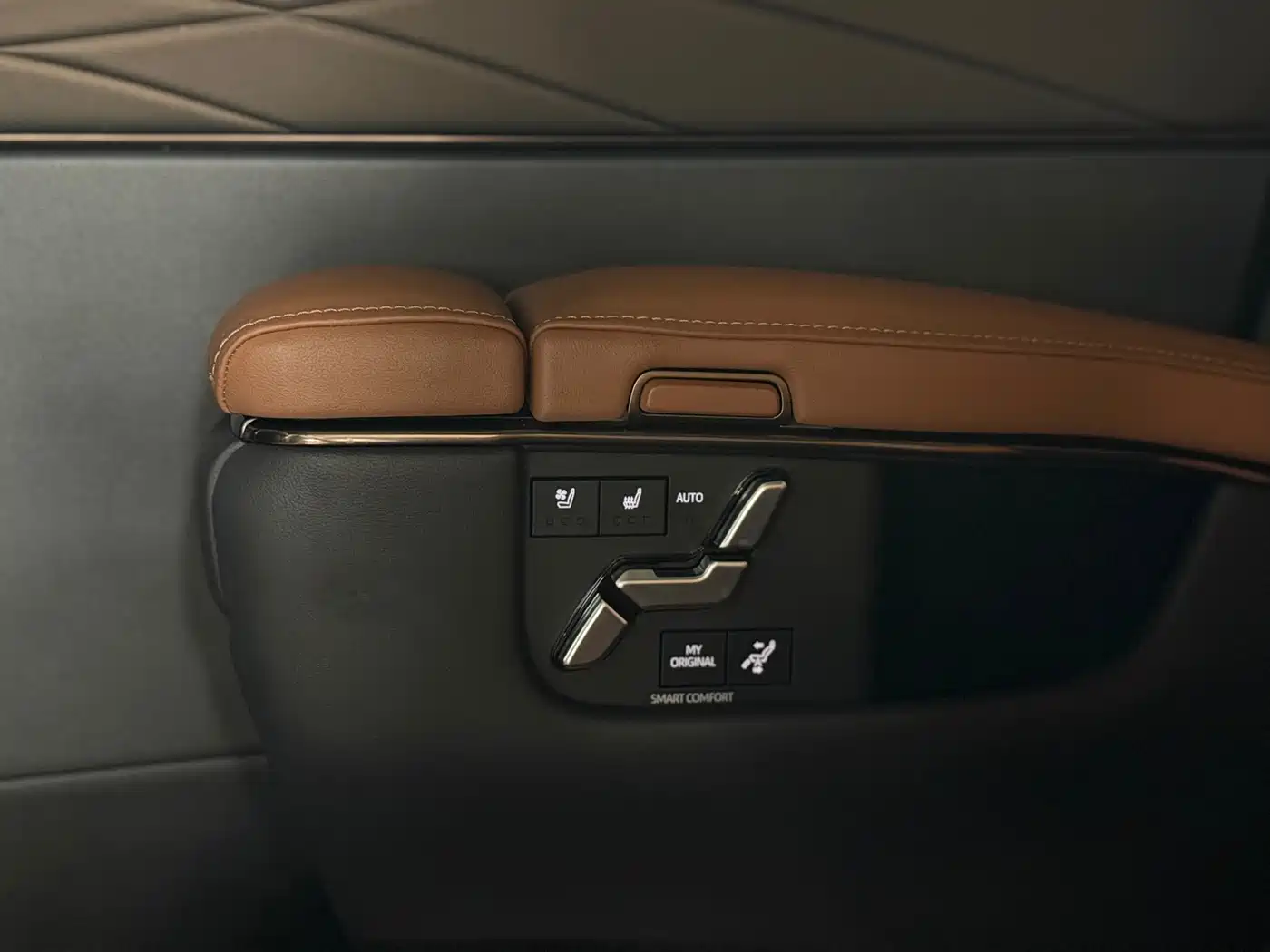 Toyota Alphard 2025 Hybrid 2.5L Ultimate Gold Edition фото 18