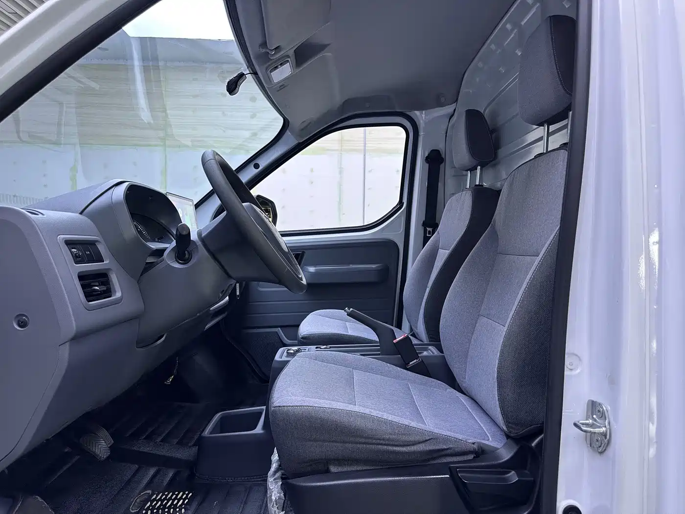 Wuling Motors Wuling Yangguang 2024 2024 300km Practical Enclosed Window Version 60kW