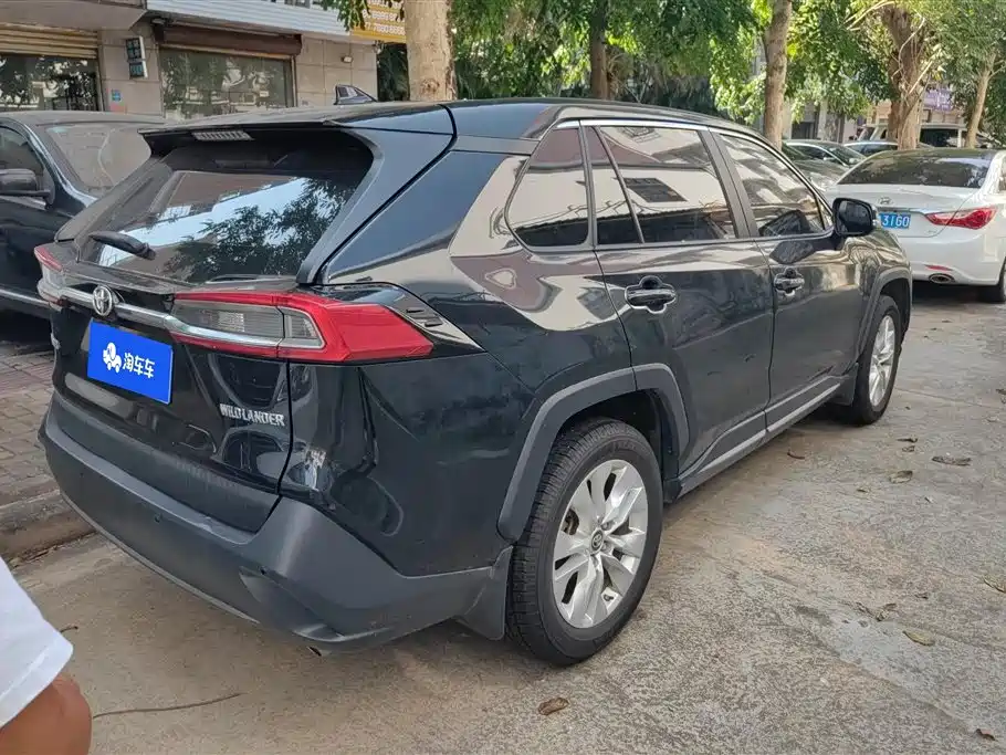 Toyota Wildlander 2023 2.0L CVT FWD LE фото 3