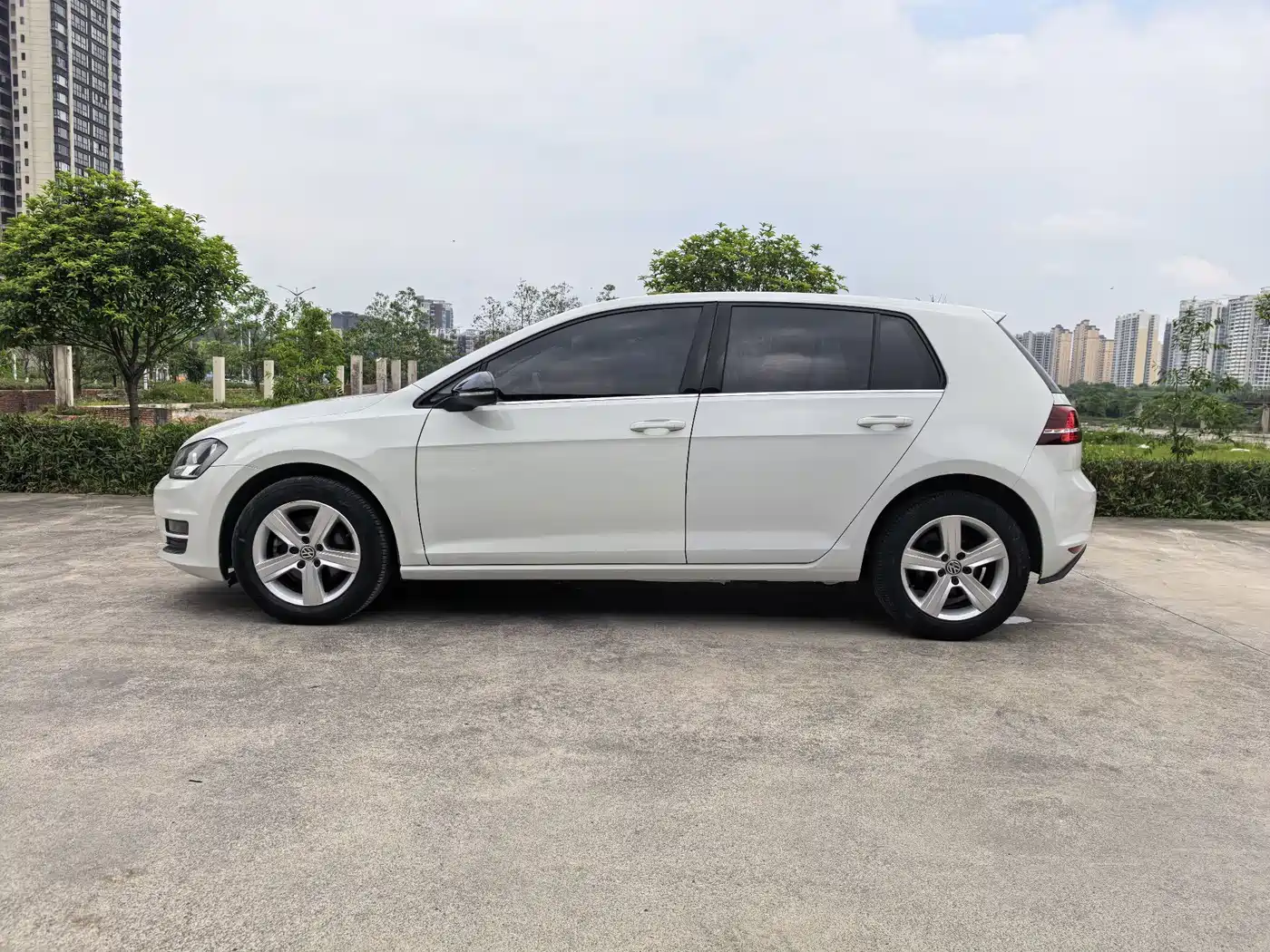 Volkswagen Golf 2017 1.6L Auto Comfort Millionth Edition фото 7