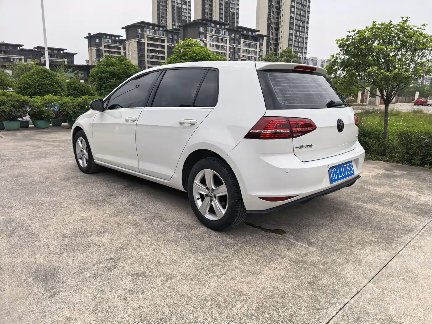 Volkswagen Golf 2017 1.6L Auto Comfort Millionth Edition фото 6