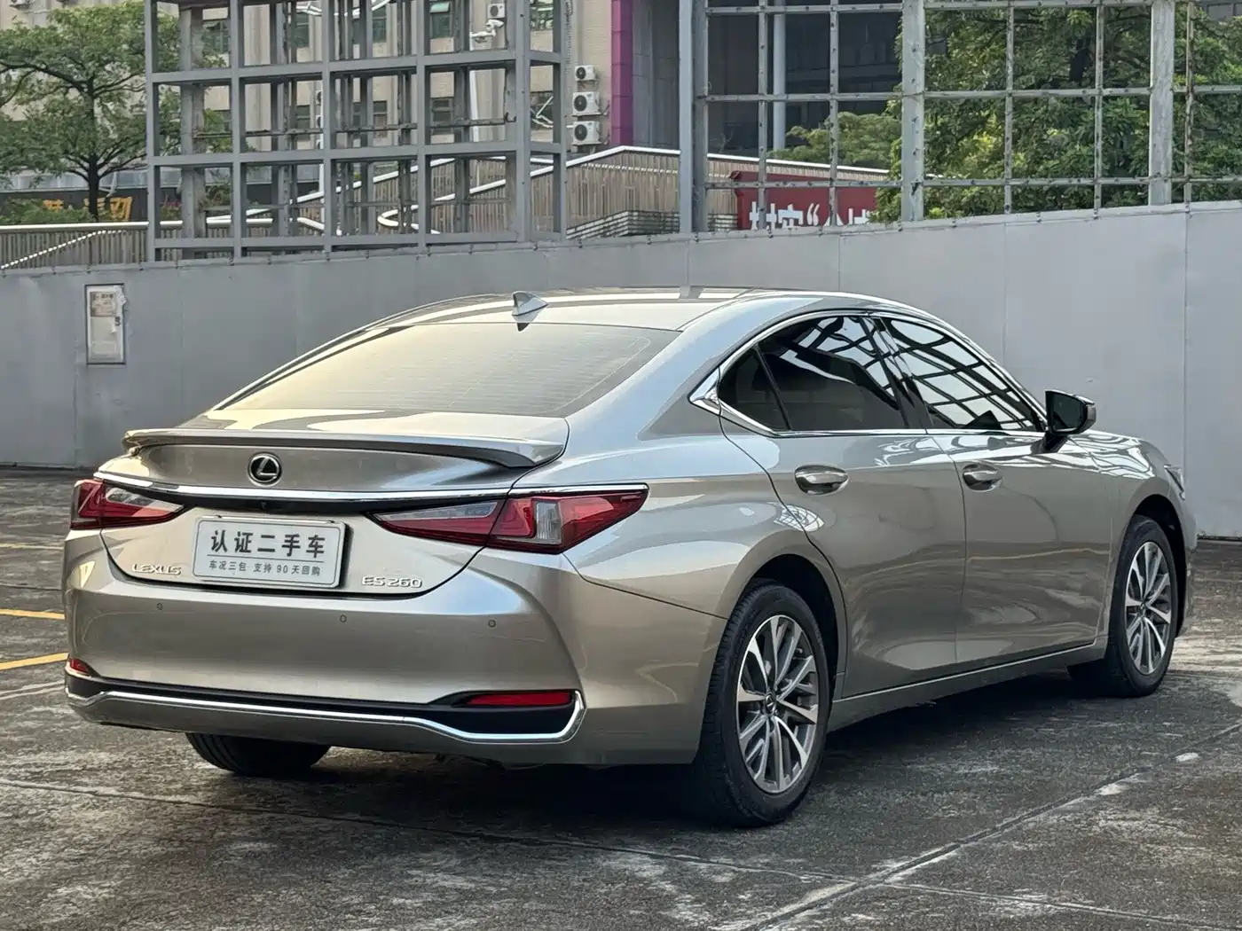 Фото 9 - Lexus ES