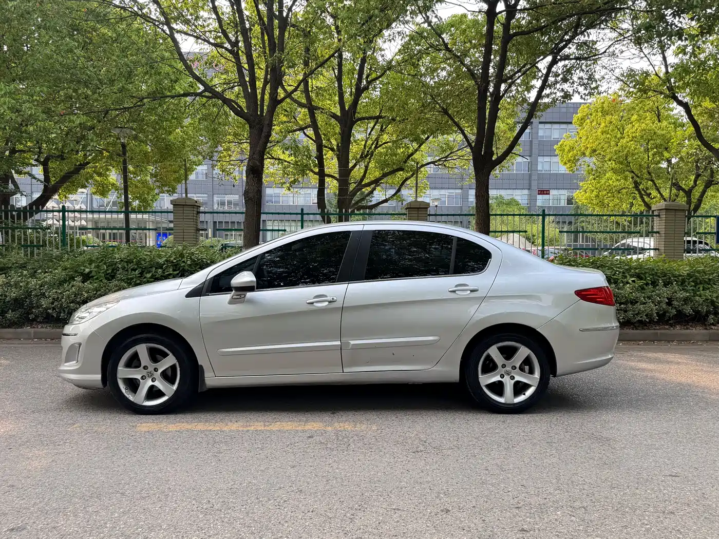 Peugeot 408 2010 2.0L Automatic Premium Edition фото 3