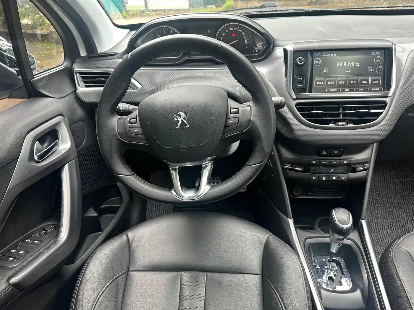 Peugeot 2008 2014 1.6L Automatic Navigation Edition фото 7