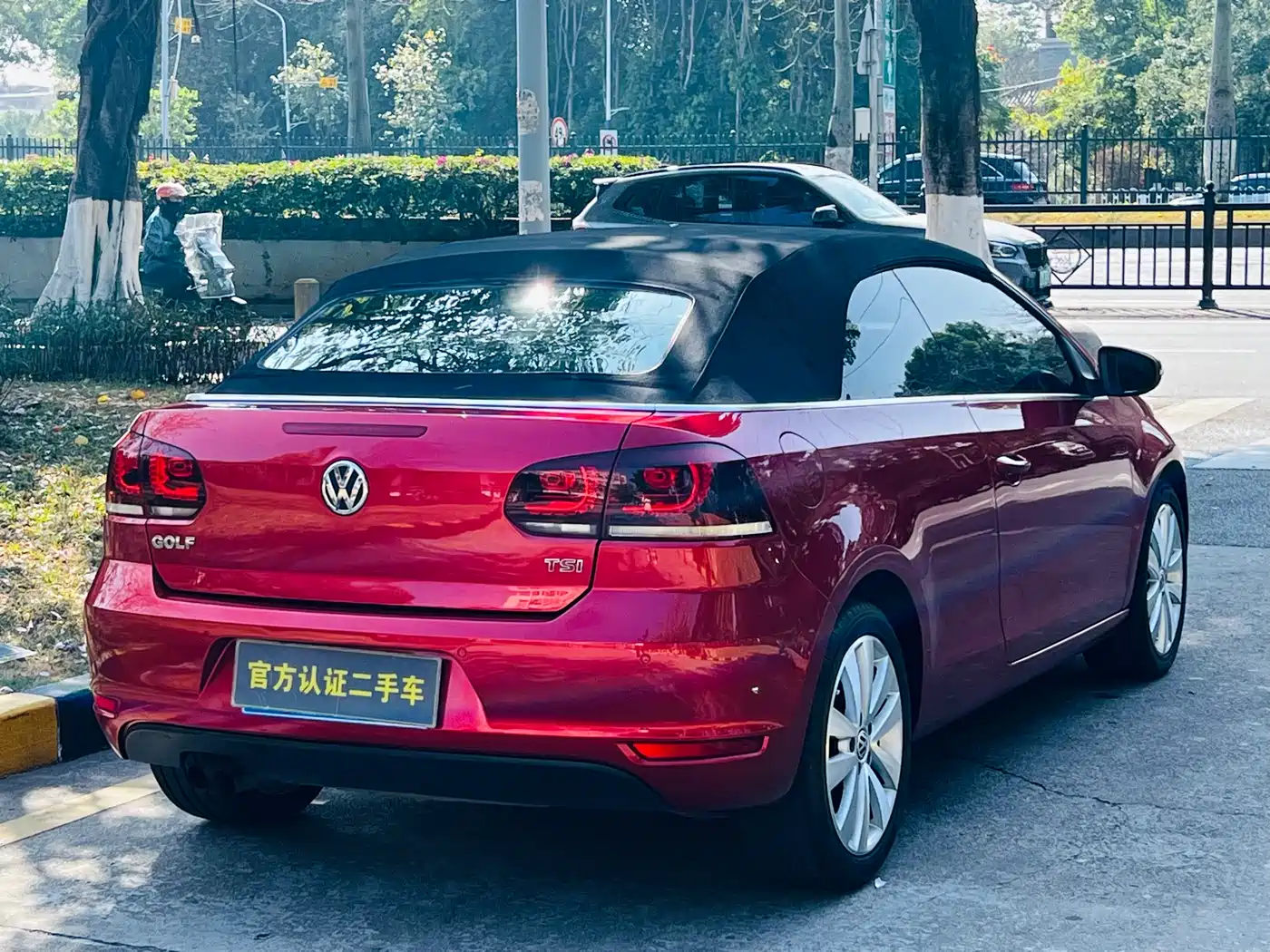 Volkswagen Golf (Import) 2012 1.4TSI Luxury Convertible Edition фото 7