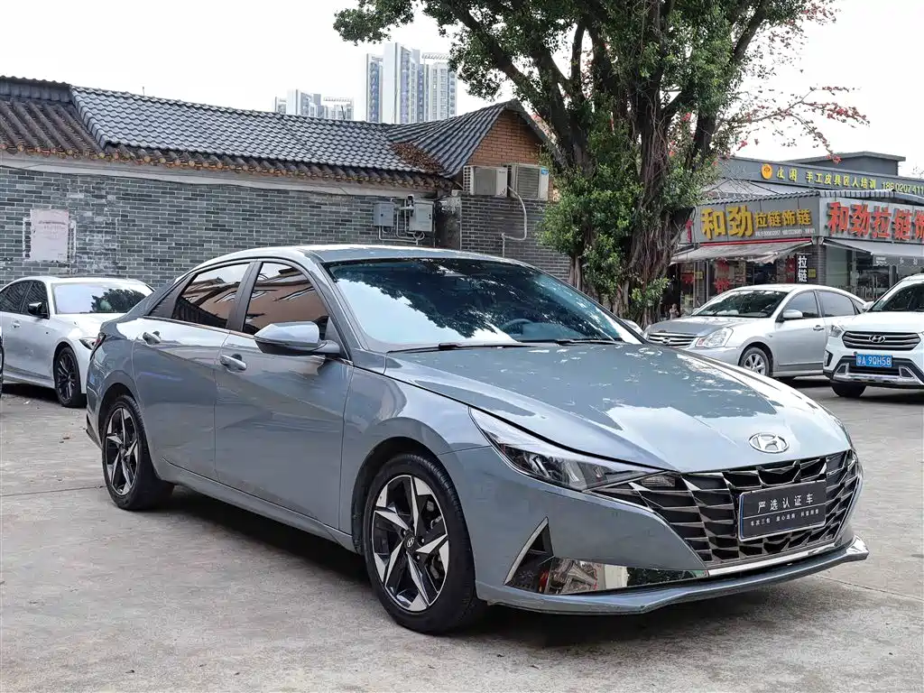 Hyundai Elantra 2021 1.5L CVT LUX Premium Edition фото 3