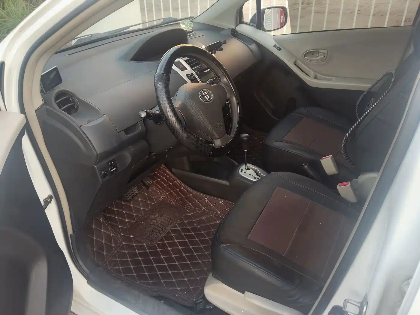Toyota Yaris 2013 2011 1.6E Auto Charm Edition