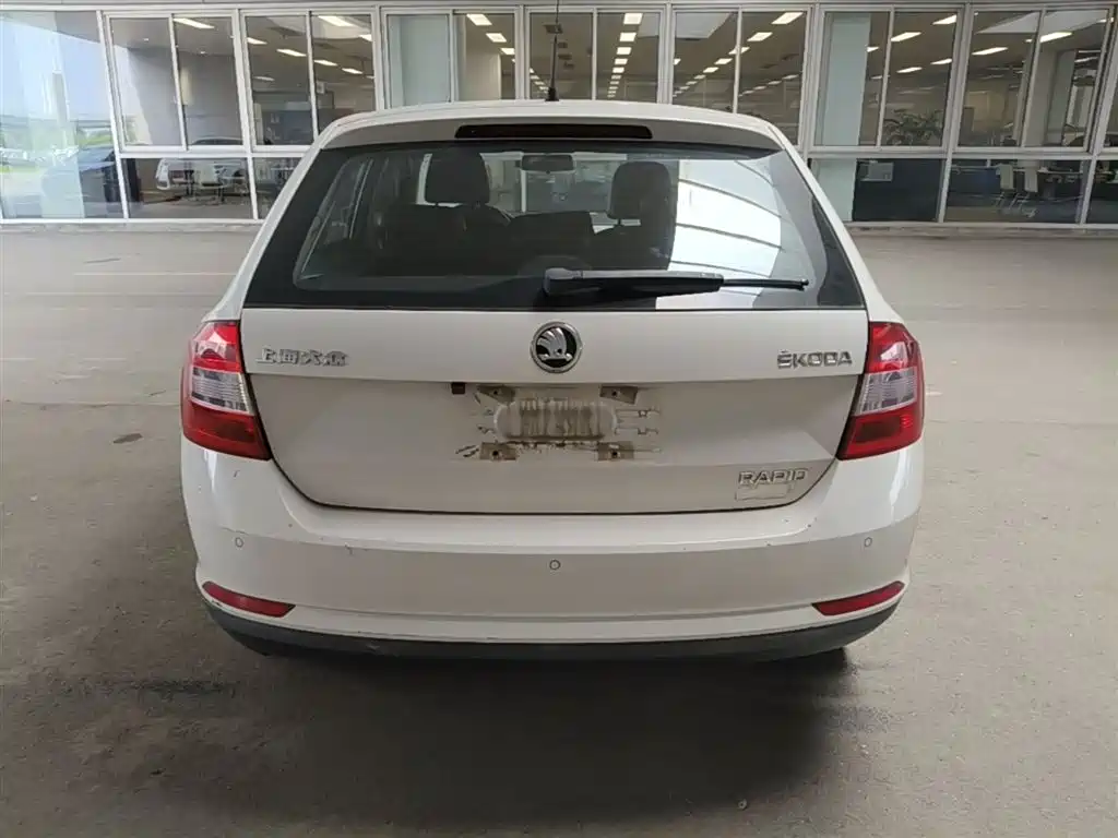Škoda Skoda Rapid Spaceback 2014 1.6L Automatic Joy Edition фото 10