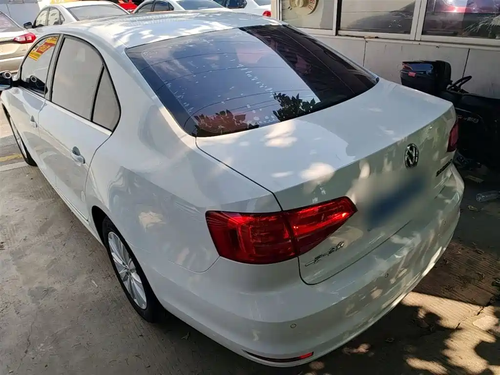 Volkswagen Sagitar 2015 1.6L Automatic Comfort фото 5